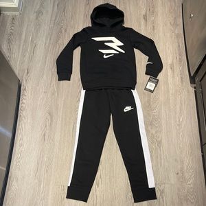 NWT Nike 2 piece jogger outfit